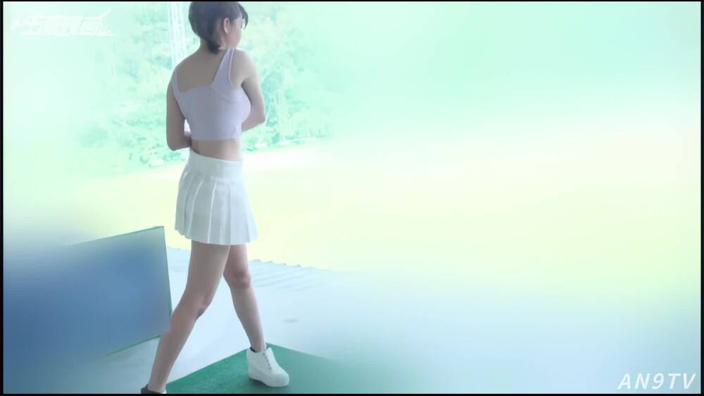 CUS-2567 Angel Movies mengobrol dengan seorang saudara perempuan cantik yang mengayunkan payudaranya yang seputih salju di lapangan golf